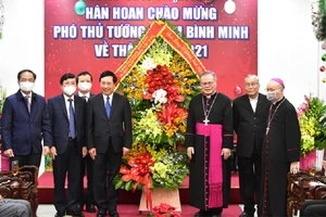 Phó Thủ tướng Thường trực Phạm Bình Minh chúc Giáng sinh tại Huế