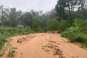 Thừa Thiên Huế: Mưa lớn kéo dài, nhiều nơi bị sạt lở