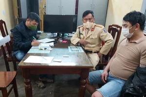 CSGT kiểm ra xe vi phạm giao thông, phát hiện ma túy