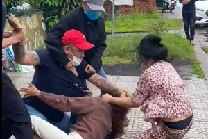 Công an xác minh 1 phụ nữ nghi bị đánh ghen bên lề đường