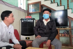 Đoàn cán bộ UBND huyện Hoàng Sa thăm các nhân chứng Hoàng Sa