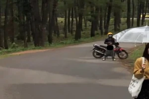 1 thanh niên khoe 'của quý' trước mặt du khách ở Huế