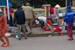 Người phụ nữ ngất xỉu khi bị Ban quản lý chợ cưỡng chế