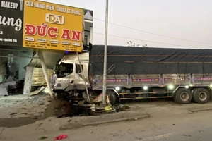 Xe tải lao vào cửa hàng, 1 người đứng bên đường tử vong