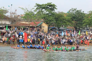 Chùm ảnh: Sôi nổi giải đua thuyền ở Huế