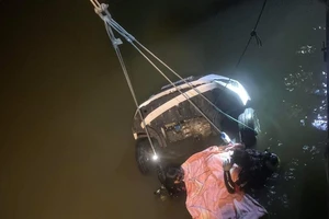 Ô tô lao xuống sông lúc rạng sáng, tài xế kẹt trong xe