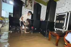 Mưa to bất thường, người dân, chính quyền trắng đêm canh lũ ở Quảng Trị