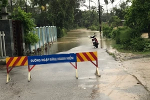 Đi qua đoạn đường ngập sâu, 1 phụ nữ bị nước cuốn trôi