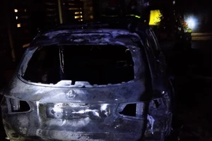 Ô tô Mercedes bốc cháy khi đậu trước nhà