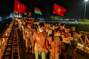 Người dân chen chân ngắm cầu Hiền Lương khi lên đèn