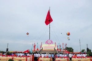 Chủ tịch nước dự lễ thượng cờ 'Thống nhất non sông'