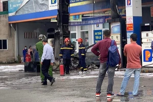 Cửa hàng xăng dầu bốc cháy, 1 ô tô bị thiêu rụi