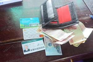 Du khách rơi ví khi tham quan Đại nội Huế