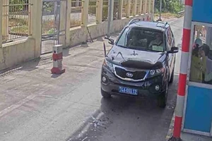 Xe biển xanh qua trạm BOT không đóng phí, gây ách tắc giao thông