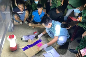 Ôm mẹ và con thơ khóc nức nở sau khi bị bắt vì ma túy