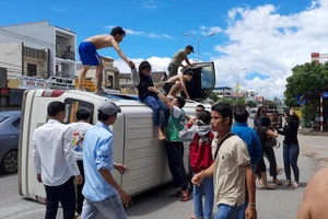 Quảng Trị: Phá kính, cứu người mắc kẹt trong chiếc ô tô bị lật 