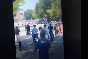 Vụ mang súng AK đi cướp tiệm vàng: Công an đề nghị người dân trả lại vàng đã nhặt