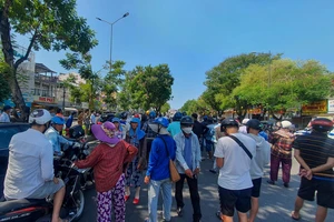 Chùm ảnh: Người dân hiếu kỳ xem công an vây bắt kẻ cướp tiệm vàng