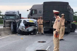 Chiếc xe ô tô con biến dạng sau va chạm với container