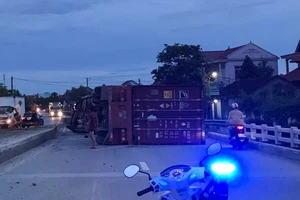 Xe container đâm vào dải phân cách, chặn ngang trên QL1