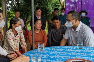 Ông Khuất Việt Hùng kiểm tra vụ tai nạn giao thông ở Huế