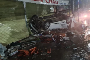 Ô tô bẹp dúm khi lao vào cửa hàng, 2 người bị thương