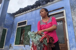 Người dân đi tìm mái tôn do bão 'dỡ' đi