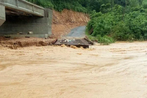 Quảng Trị: Hàng trăm hộ dân vẫn đang bị cô lập 