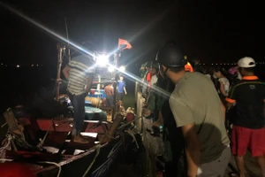 Cứu kịp 9 ngư dân trên con tàu bị sóng đánh chìm