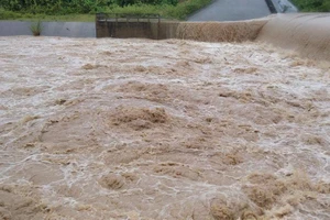 Cứu sống 1 học sinh lớp 4 bị nước lũ cuốn