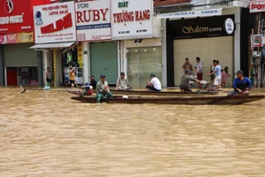 Chùm ảnh: Người dân Huế bì bõm trong dòng nước lũ