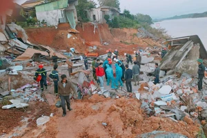 Quảng Trị: Sạt lở làm sập nhà dân, 1 người bị vùi lấp