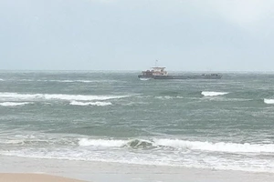 Ứng cứu tàu có 9 thuyền viên mắc cạn trên biển