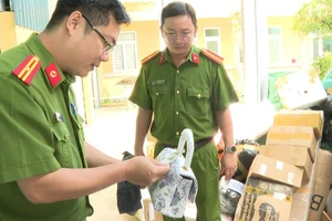 Quần áo, giày dép không rõ nguồn gốc trong 2 xe container