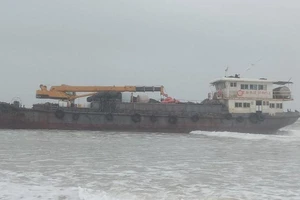 Xử lý tàu sắt trôi dạt vào bờ biển Quảng Trị