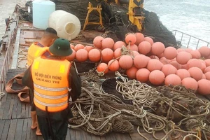 Tiếp cận tàu vỏ sắt trôi trên vùng biển Quảng Trị