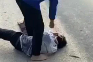 Làm rõ vụ nam sinh lớp 11 bị bạn đánh dã man giữa đường