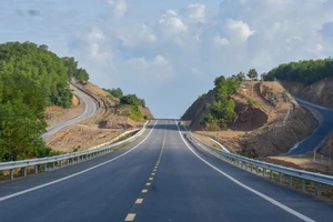 Cận cảnh cao tốc đoạn Cam Lộ - La Sơn trước ngày thông xe