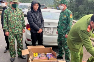 Dừng ô tô, phát hiện trên xe chở 82 hộp pháo lậu