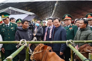 Thường trực Ban Bí thư tặng quà cho đồng bào nghèo ở A Lưới