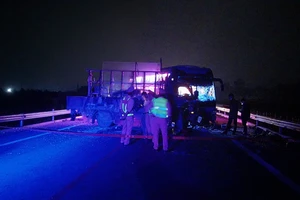 Ô tô tải tông trực diện với xe khách trên cao tốc, tài xế mắc kẹt trong cabin