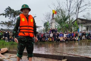 Đi qua đập tràn ngập nước, 2 vợ chồng bị nước cuốn trôi