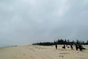 Quảng Trị: Tìm kiếm nam thanh niên bỏ xe máy bên bờ biển