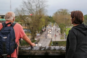 Phố đi bộ "đặc biệt" trên tường thành di tích cố đô Huế