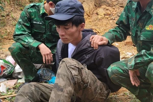 Trinh sát truy đuổi, quật ngã kẻ vận chuyển 12.000 viên ma túy 