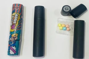 10 học sinh đau bụng, khó thở nghi do kẹo đồ chơi