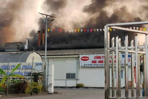 Đang cháy lớn nhà kho ở khu kinh tế Chân Mây - Lăng Cô