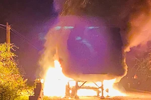 Xe Container cháy dữ dội trên quốc lộ