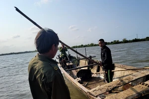 Trộm cát tấn công làm 1 công an bị thương