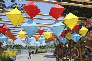 Đội nắng chạy đua chuẩn bị cho Festival Nghề truyền thống Huế 2023